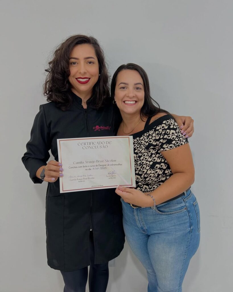 Mulher feliz com autoestima elevada